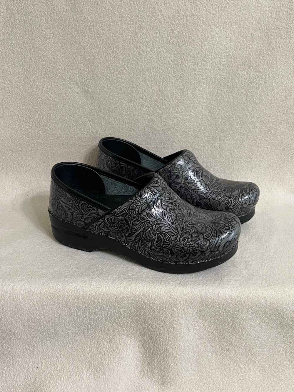Dansko XP 2.0 Clogs Women's 39 US 8.5-9 Gray Black Floral Tooled Nursing Shoes